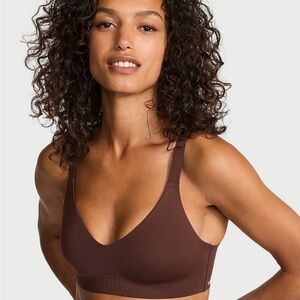 Victoria’s Secret featherweight v neck medium support sports bra